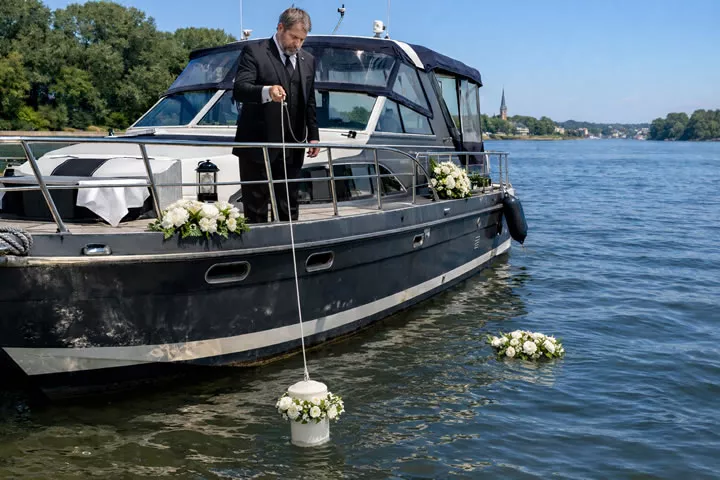 See- bzw. Flussbestattung auf dem Rhein