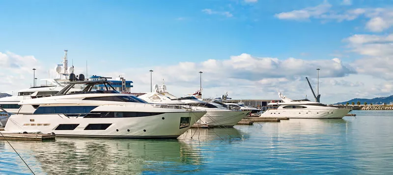 Motoryachten im Hafen
